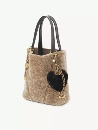 Bijou de sac Chloé Symbols Heart Shearling en laiton