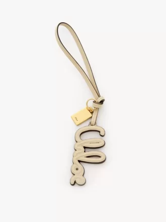 Bijou de sac logo en cuir brillant