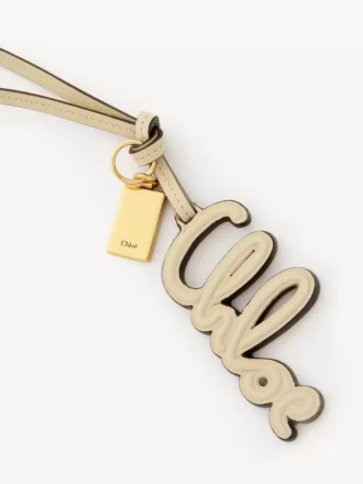 Bijou de sac logo en cuir brillant