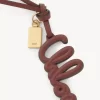 Bijou de sac logo en cuir brillant Bijou de sac logo en cuir brillant