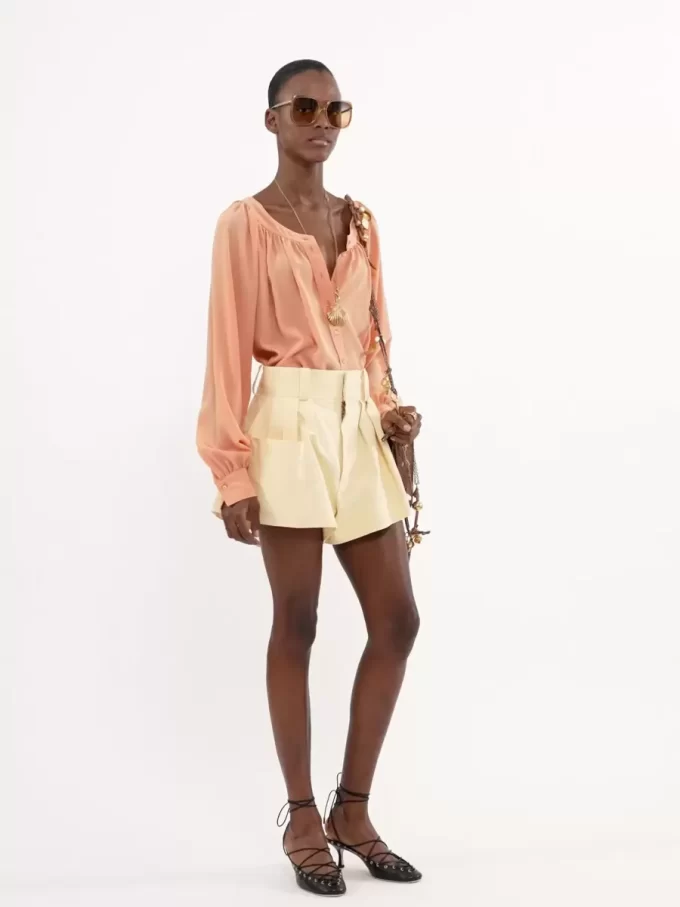 Blouse à encolure dégagée en crêpe de Chine