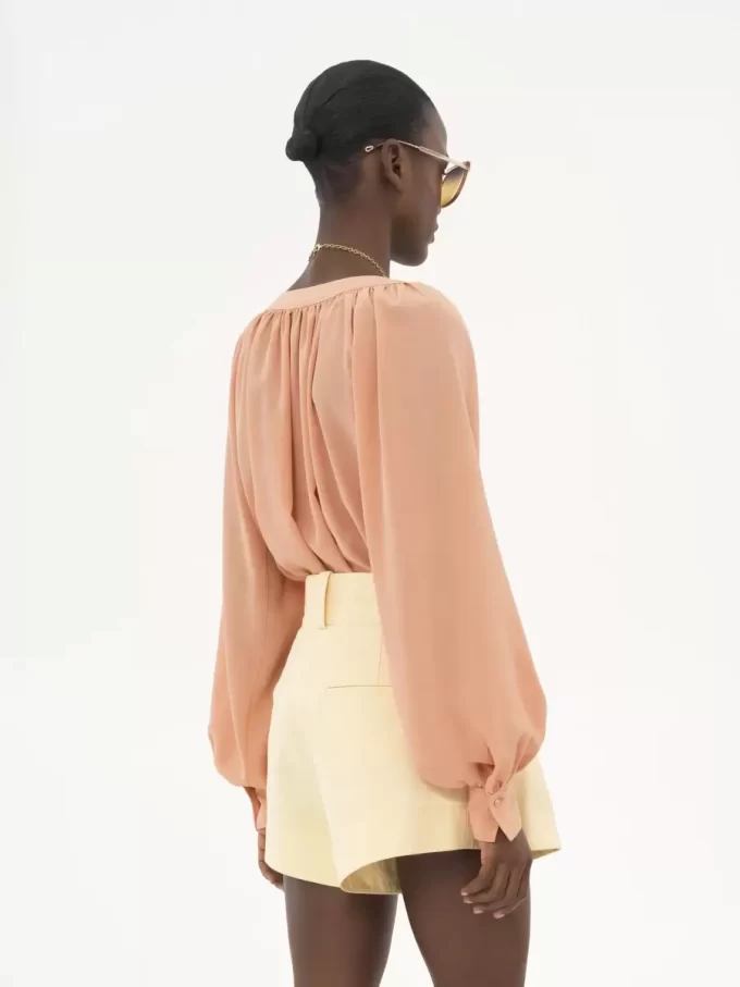 Blouse à encolure dégagée en crêpe de Chine