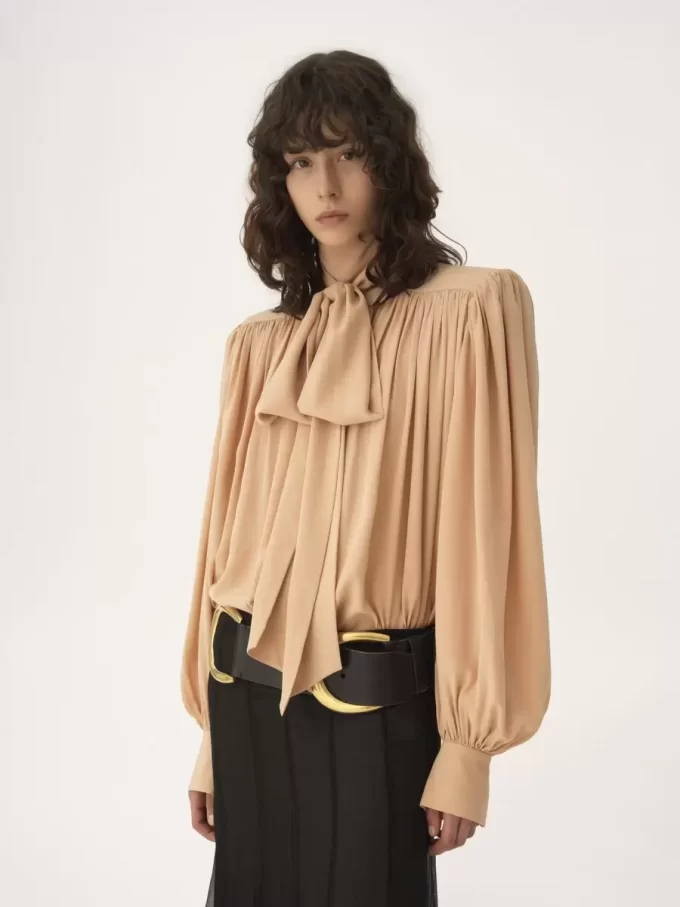 Blouse lavallière froncée oversize en crêpe de Chine