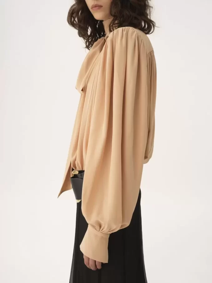 Blouse lavallière froncée oversize en crêpe de Chine