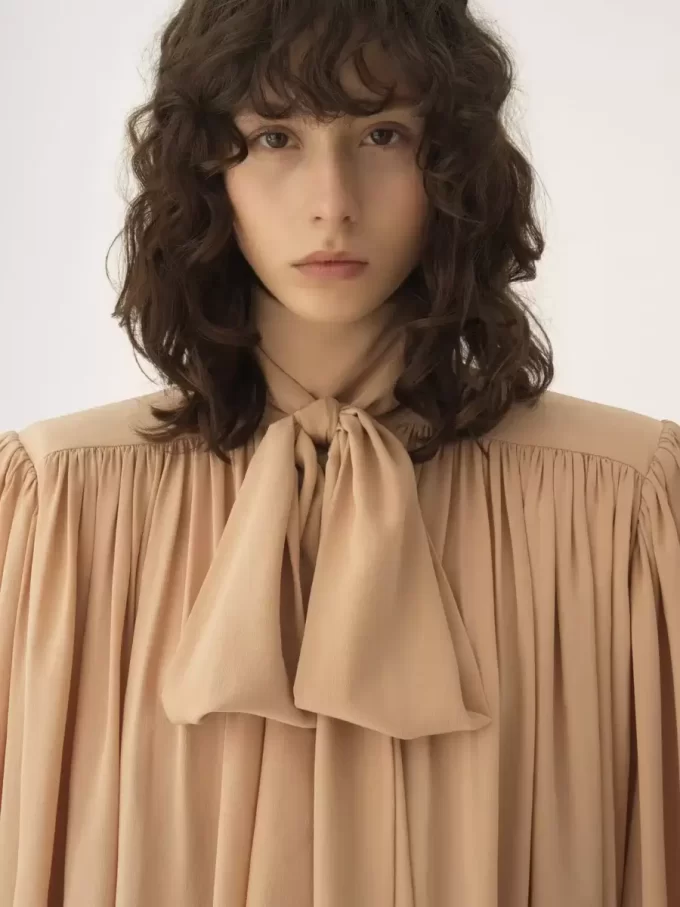 Blouse lavallière froncée oversize en crêpe de Chine