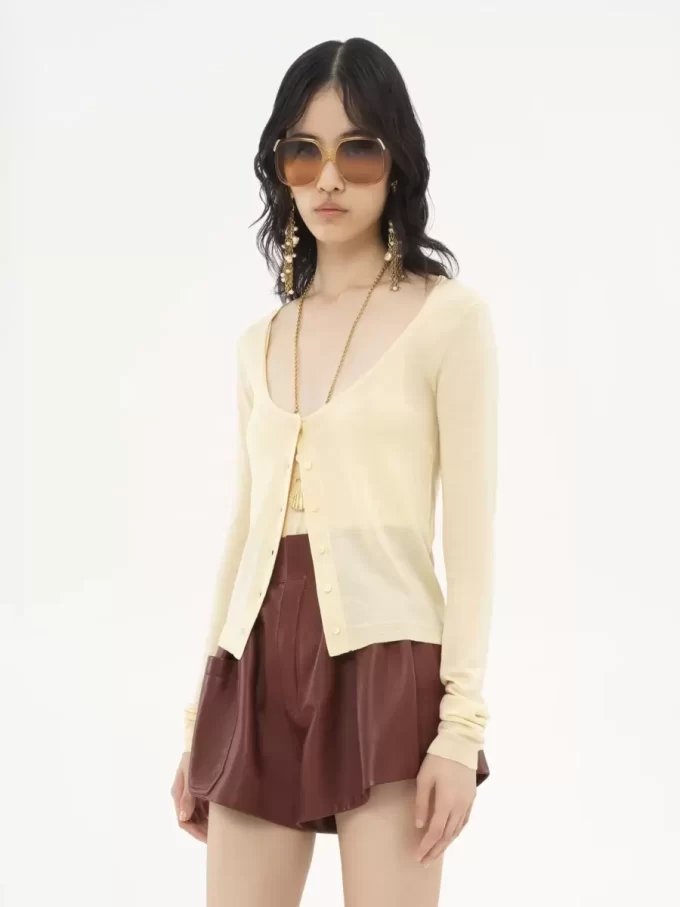Cardigan ajusté à col rond en maille de laine ultrafine Cardigan ajusté à col rond en maille de laine ultrafine