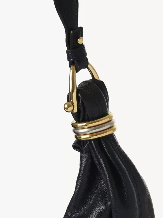 Grand sac hobo bracelet en cuir grainé avec clous Grand sac hobo bracelet en cuir grainé avec clous