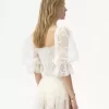Haut à col carré en dentelle brodée