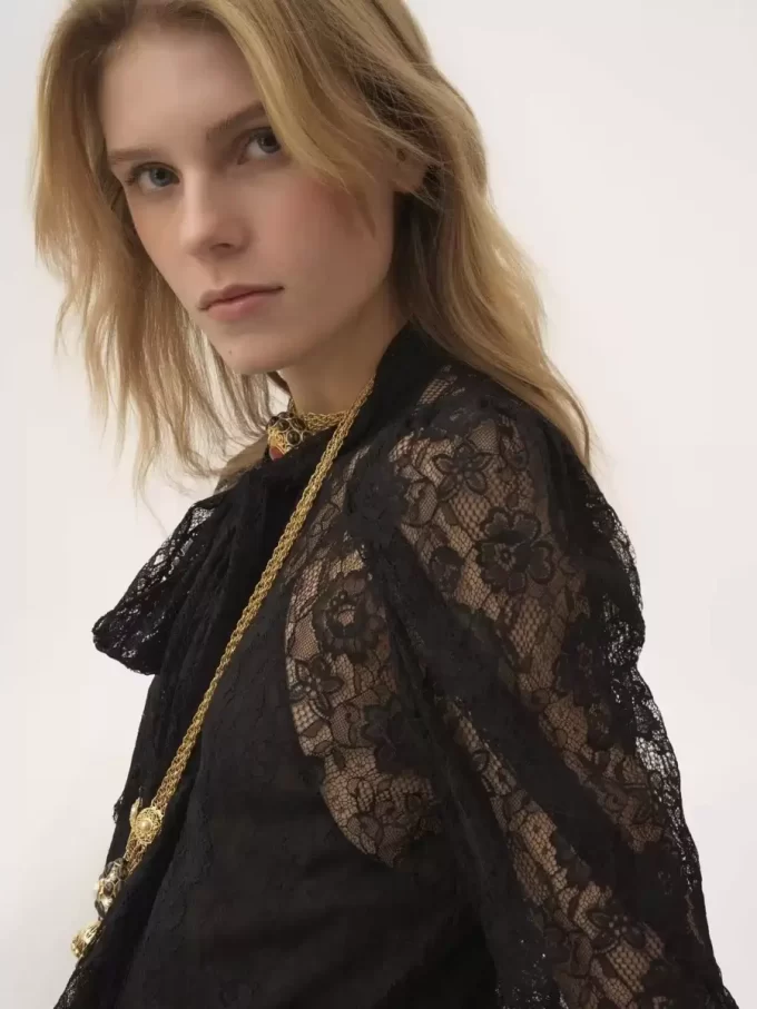 Haut lavallière à manches bouffantes en jacquard de dentelle florale Haut lavallière à manches bouffantes en jacquard de dentelle florale