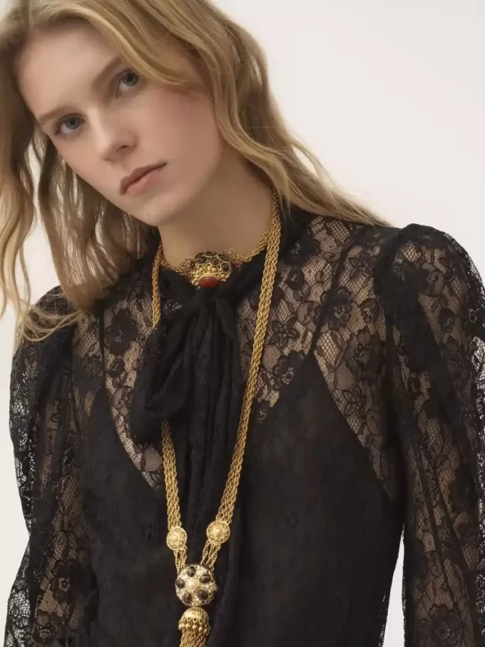 Haut lavallière à manches bouffantes en jacquard de dentelle florale Haut lavallière à manches bouffantes en jacquard de dentelle florale