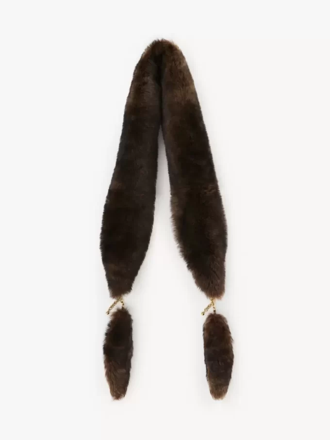 L’écharpe Chloé Chain Tails en peau lainée L’écharpe Chloé Chain Tails en peau lainée