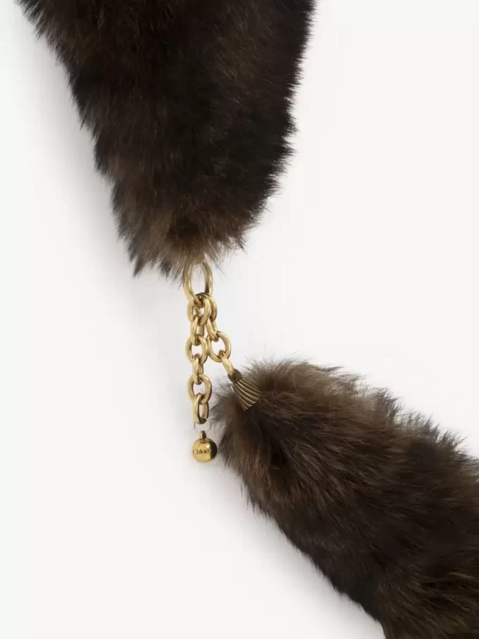 L’écharpe Chloé Chain Tails en peau lainée L’écharpe Chloé Chain Tails en peau lainée