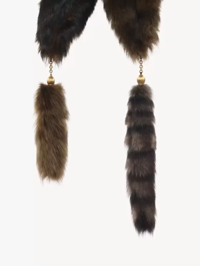 L’écharpe Treasure Tails en peau lainée L’écharpe Treasure Tails en peau lainée