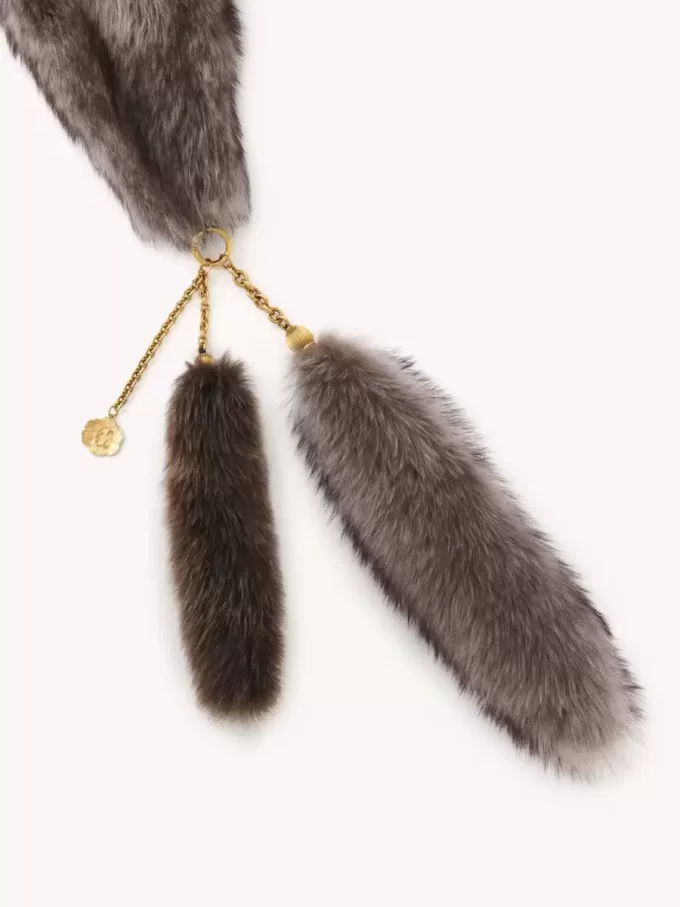 L’écharpe Treasure Tails en peau lainée L’écharpe Treasure Tails en peau lainée