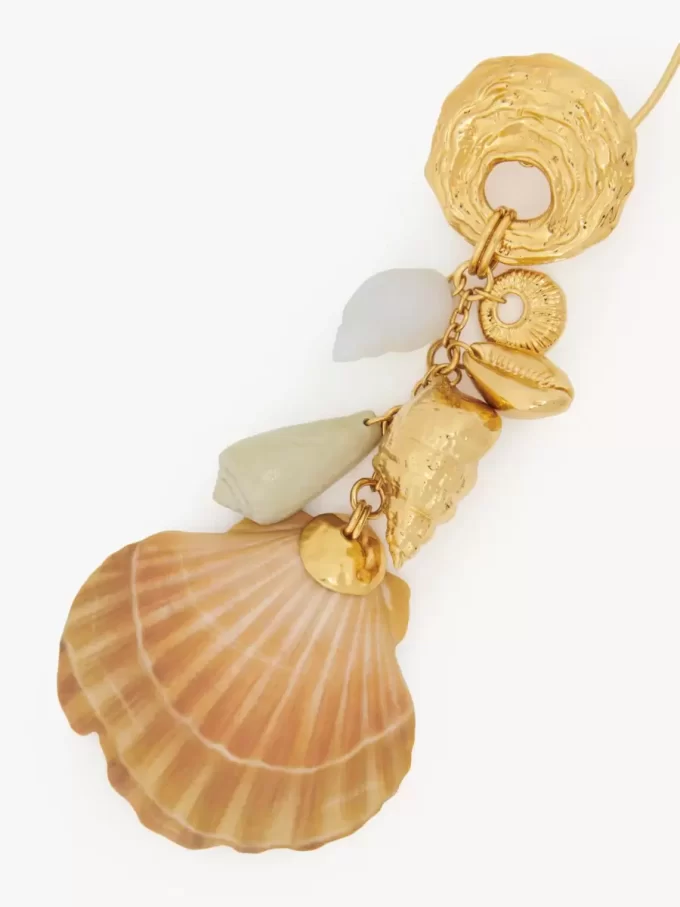 La boucle d’oreille mono Shells de Chloé La boucle d’oreille mono Shells de Chloé