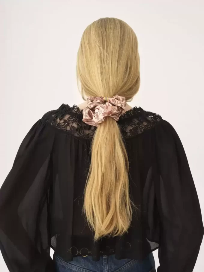 Le chouchou Chloé Paisley en twill de soie Le chouchou Chloé Paisley en twill de soie