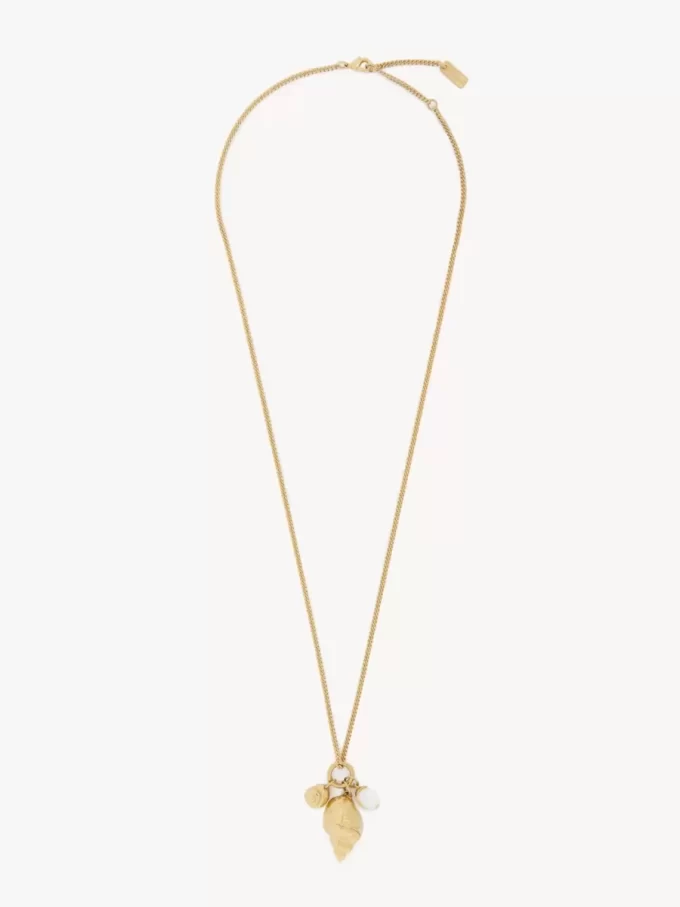 Le collier pendentif Coquillages de Chloé Le collier pendentif Coquillages de Chloé