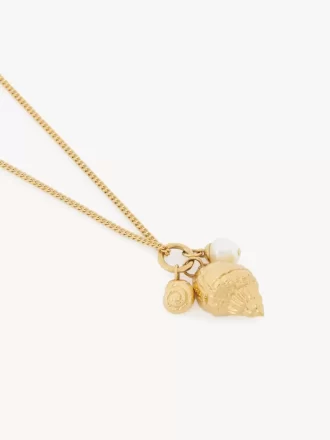 Le collier pendentif Coquillages de Chloé Le collier pendentif Coquillages de Chloé