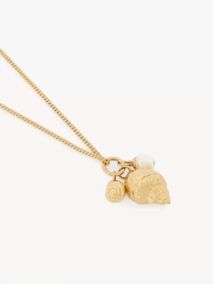 Le collier pendentif Coquillages de Chloé Le collier pendentif Coquillages de Chloé