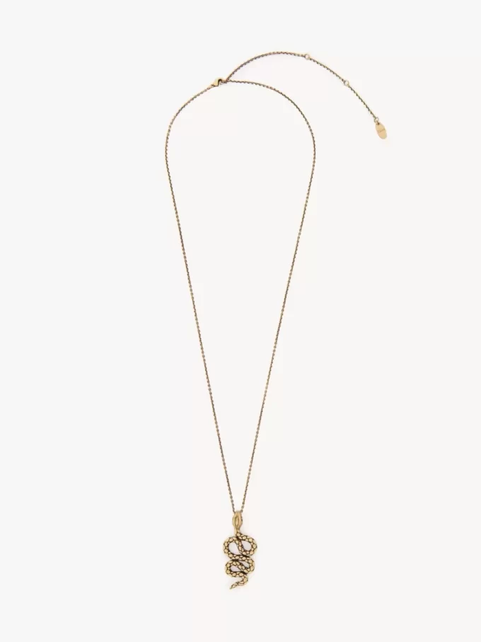 Le collier pendentif serpent de Chloé Le collier pendentif serpent de Chloé
