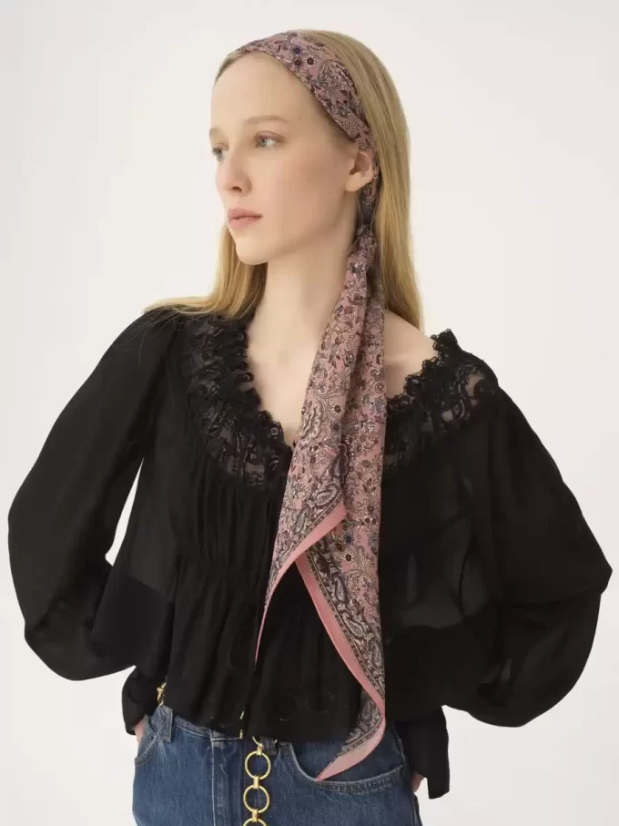 Le foulard bandeau Chloé Paisley en charmeuse de soie
