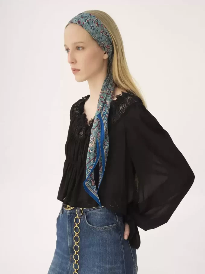 Le foulard bandeau Chloé Paisley en charmeuse de soie