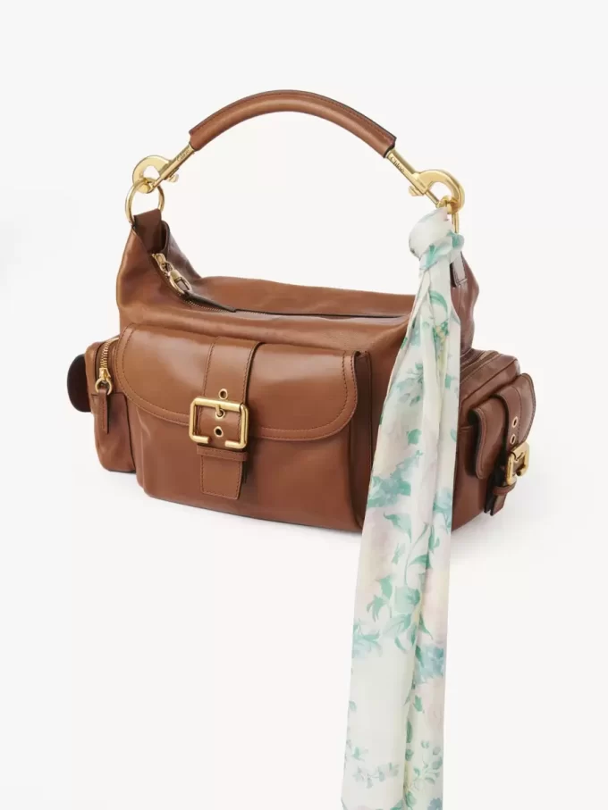 Le foulard bandeau Chloé Peonies en charmeuse de soie