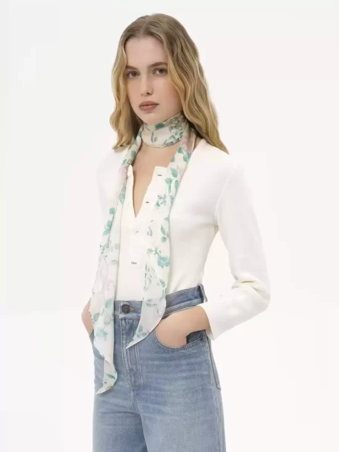 Le foulard bandeau Chloé Peonies en charmeuse de soie