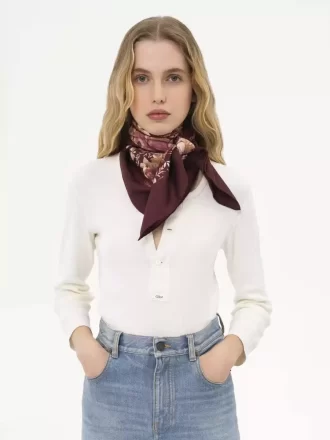 Le foulard carré Chloé Roses en twill de soie