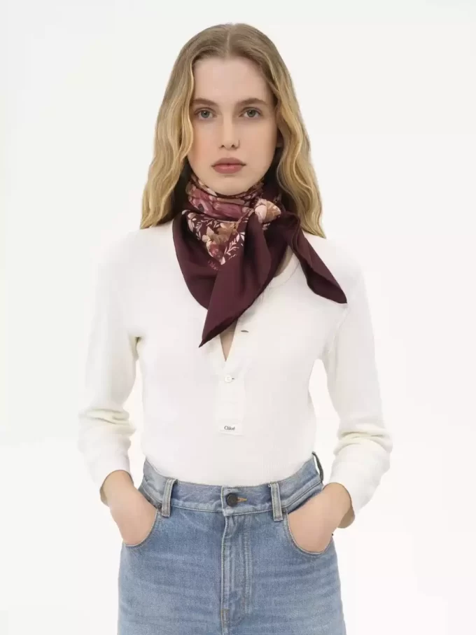 Le foulard carré Chloé Roses en twill de soie