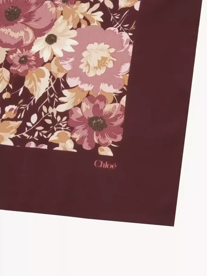 Le foulard carré Chloé Roses en twill de soie