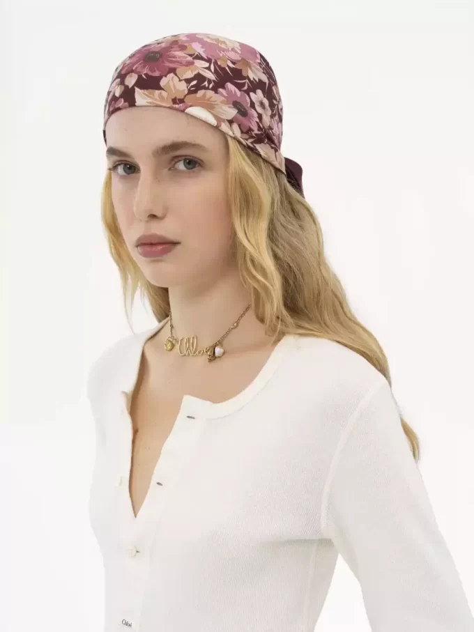 Le foulard carré Chloé Roses en twill de soie