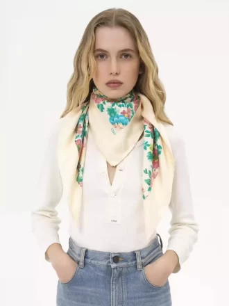Le foulard carré Pivoines de Chloé en twill de soie Le foulard carré Pivoines de Chloé en twill de soie