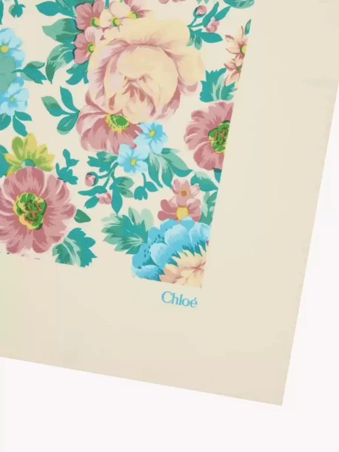 Le foulard carré Pivoines de Chloé en twill de soie Le foulard carré Pivoines de Chloé en twill de soie