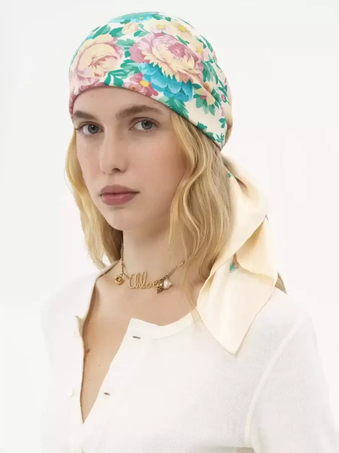Le foulard carré Pivoines de Chloé en twill de soie Le foulard carré Pivoines de Chloé en twill de soie