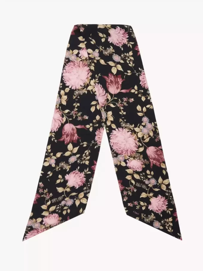 Le large foulard bandeau Chloé Peonies en charmeuse de soie Le large foulard bandeau Chloé Peonies en charmeuse de soie