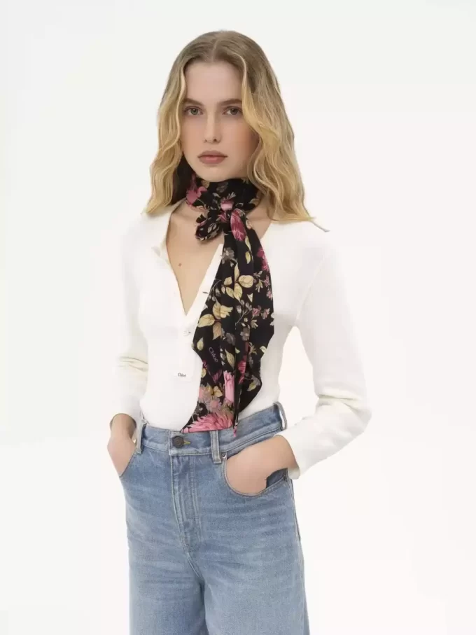 Le large foulard bandeau Chloé Peonies en charmeuse de soie Le large foulard bandeau Chloé Peonies en charmeuse de soie