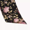 Le large foulard bandeau Chloé Peonies en charmeuse de soie Le large foulard bandeau Chloé Peonies en charmeuse de soie