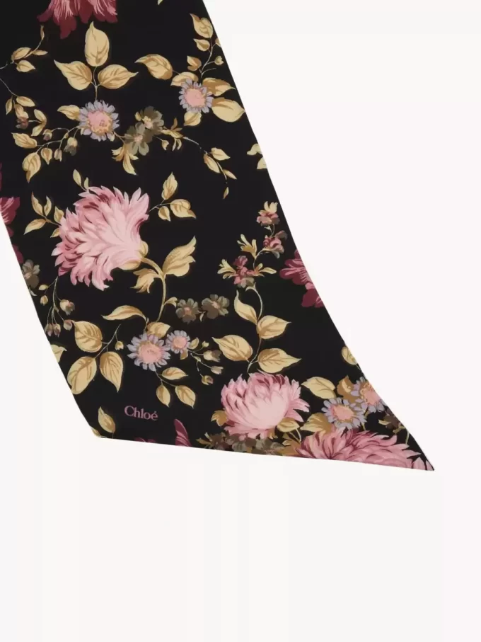 Le large foulard bandeau Chloé Peonies en charmeuse de soie Le large foulard bandeau Chloé Peonies en charmeuse de soie