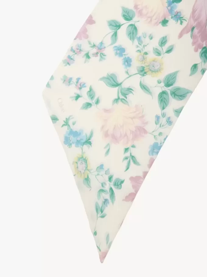 Le large foulard bandeau Chloé Peonies en charmeuse de soie Le large foulard bandeau Chloé Peonies en charmeuse de soie