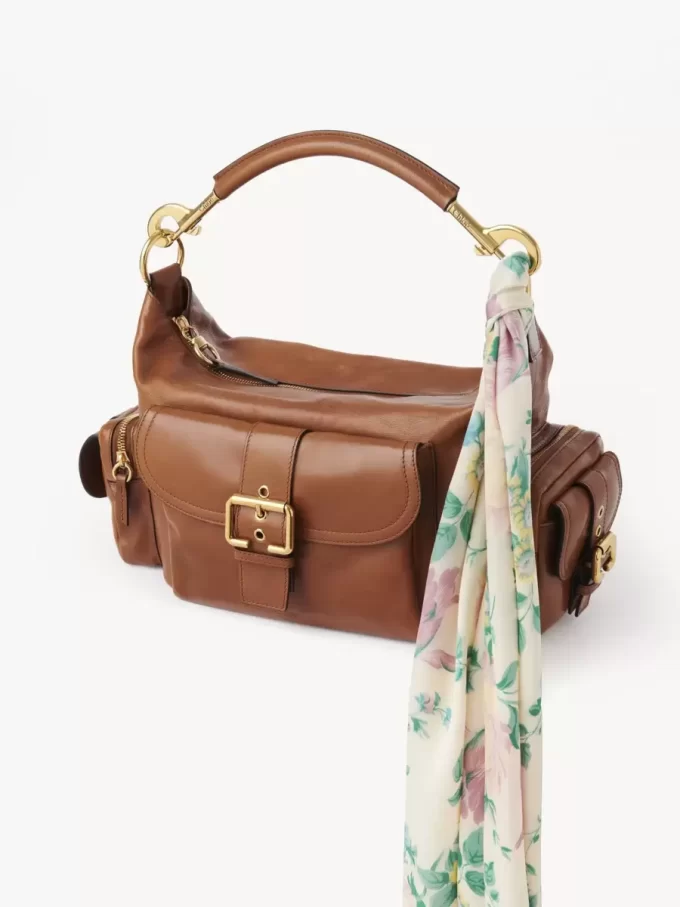 Le large foulard bandeau Chloé Peonies en charmeuse de soie Le large foulard bandeau Chloé Peonies en charmeuse de soie