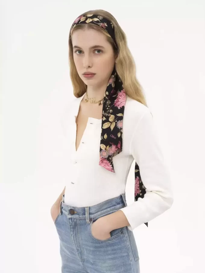 Le large foulard bandeau Chloé Peonies en charmeuse de soie Le large foulard bandeau Chloé Peonies en charmeuse de soie