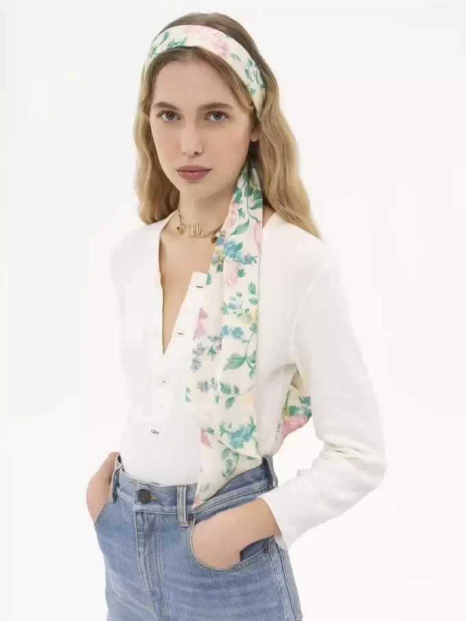 Le large foulard bandeau Chloé Peonies en charmeuse de soie Le large foulard bandeau Chloé Peonies en charmeuse de soie