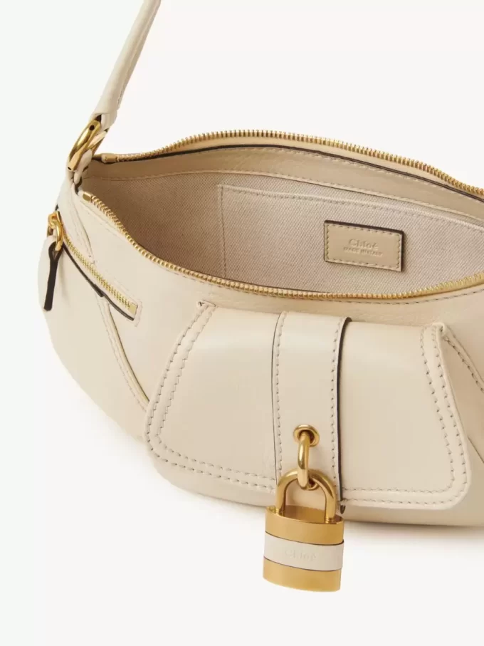 Le sac bandoulière 99 en cuir grainé