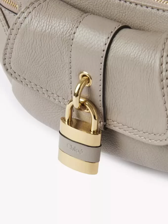 Le sac bandoulière 99 en cuir grainé