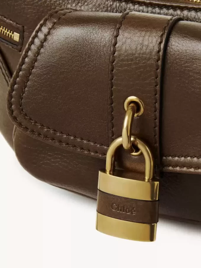Le sac bandoulière 99 en cuir grainé