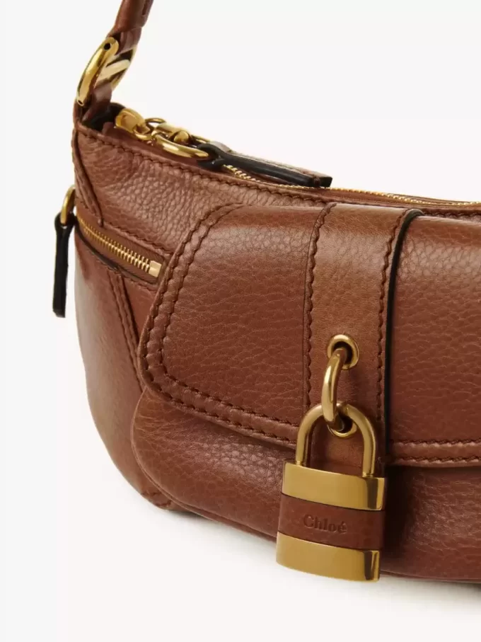 Le sac bandoulière 99 en cuir grainé