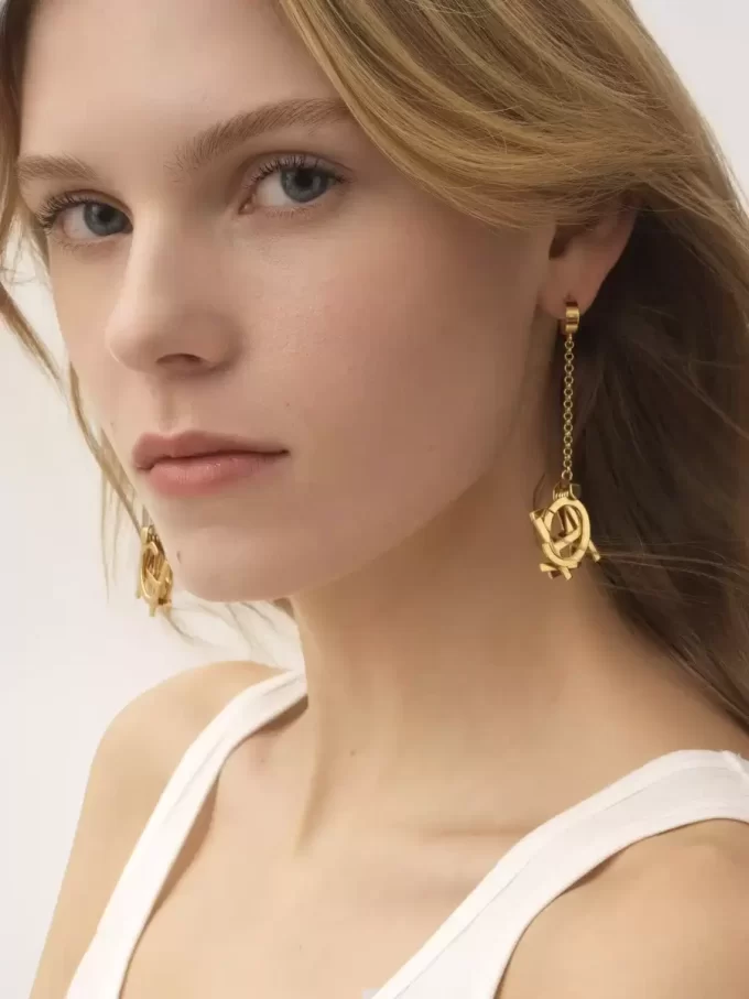 Les boucles d&rsquo;oreilles Chloé Letters