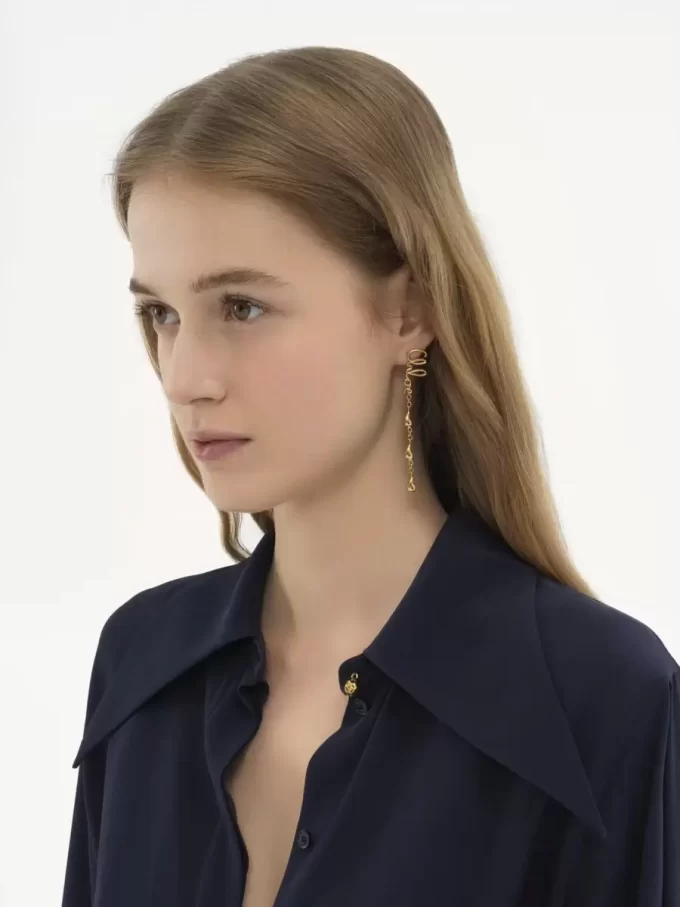 Les boucles d&rsquo;oreilles pendantes iconiques de Chloé