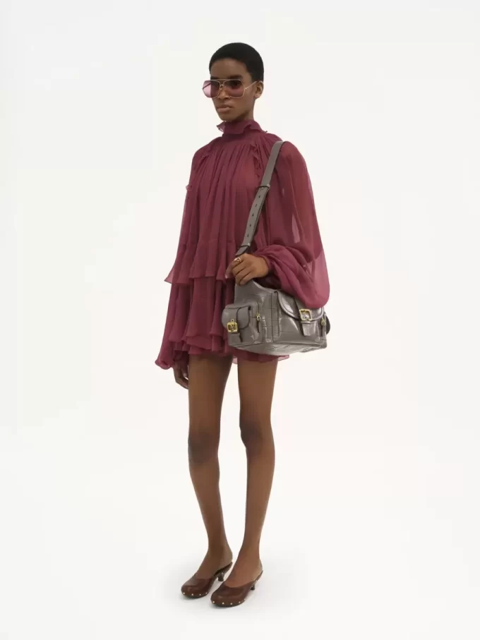 Mini robe cape en mousseline de soie Mini robe cape en mousseline de soie